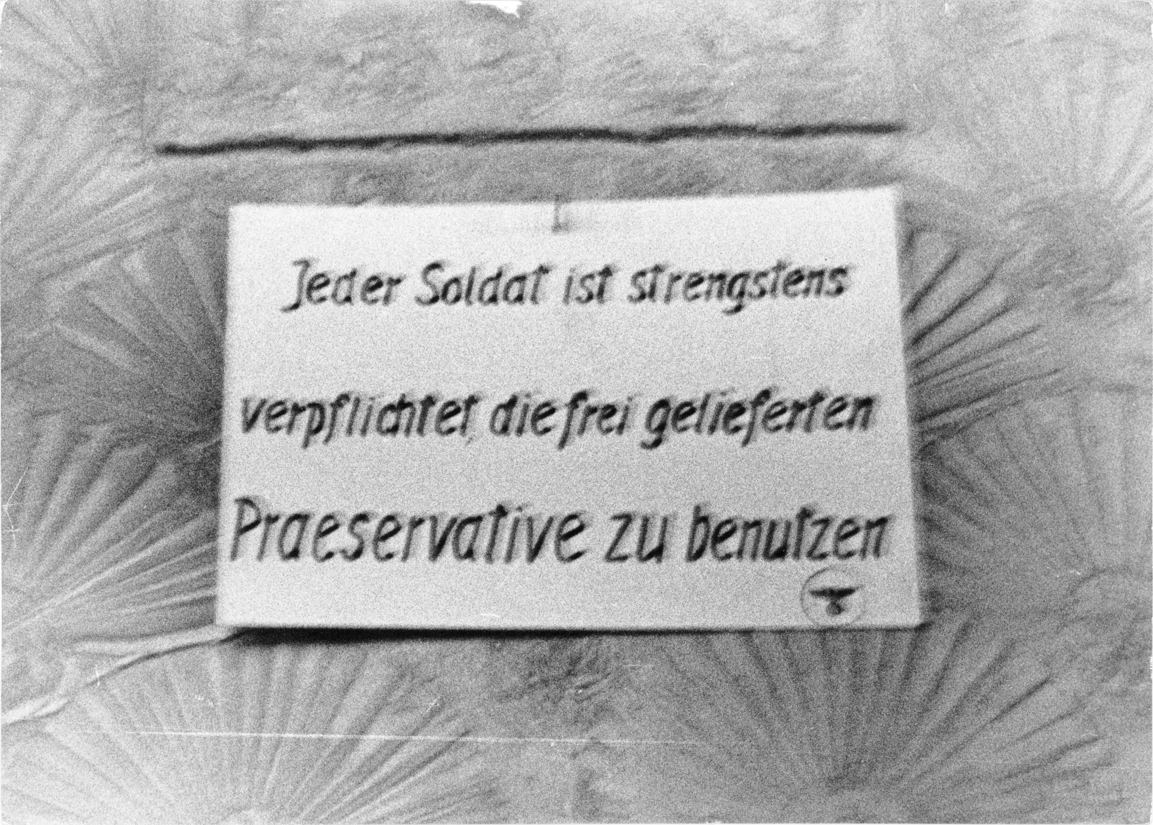 "Jeder Soldat ist strengstens verpflichtet die frei gelieferten Präservative zu benutzen" Bundesarchiv_Bild_101II-MW-1..